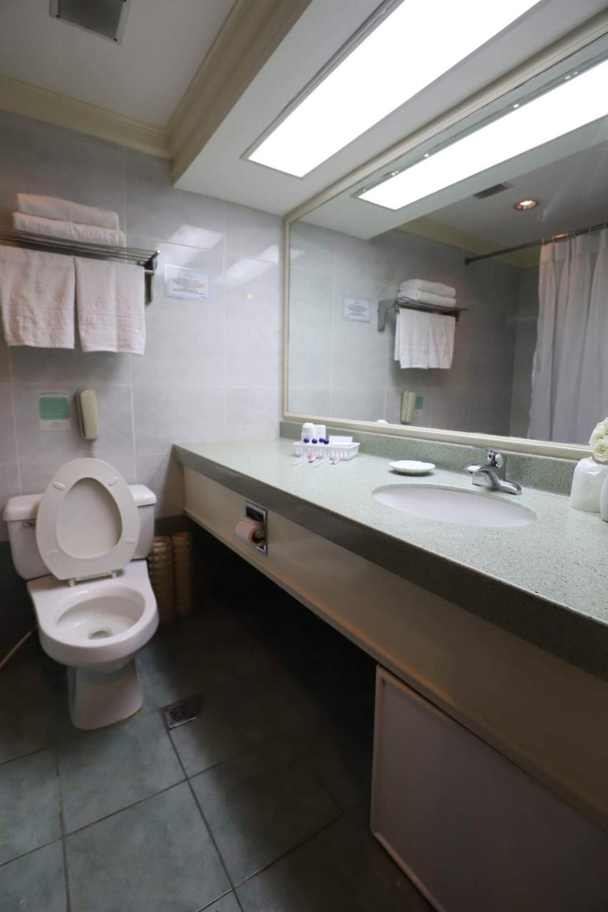 Tiara Oriental Hotel Makati City Ngoại thất bức ảnh